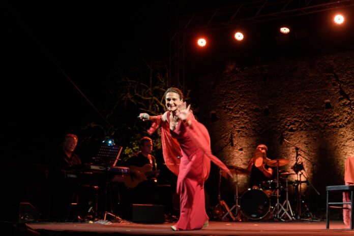 La IX edizione del Marateatro Festival si chiude con il sold out del “Concerto Napoletano” della magnifica Lina Sastri