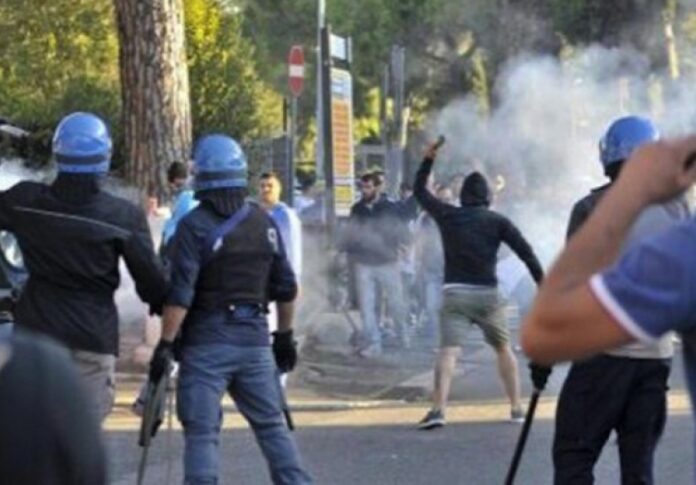 Disordini durante l’incontro di calcio Napoli-Lecce: due tifosi ospiti arrestati