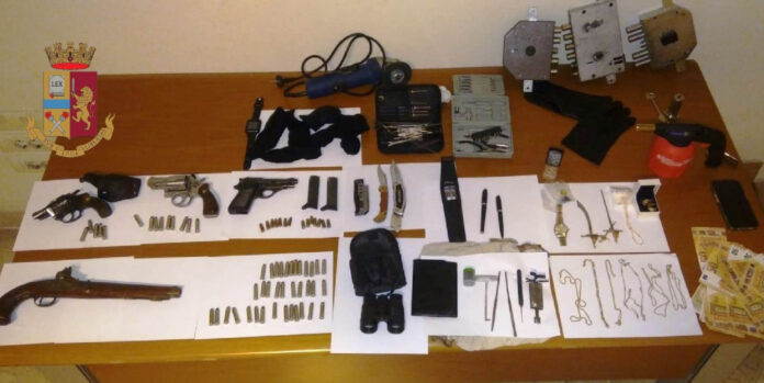 Napoli - Rione Sant’Erasmo: trovati in possesso di armi, munizioni e monili in oro. Arrestati