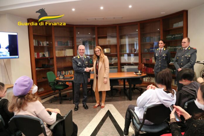 GDF Napoli: incontro con gli studenti dell’istituto “Isabella d’Este – Caracciolo” all’insegna del valore della legalità economico – finanziaria