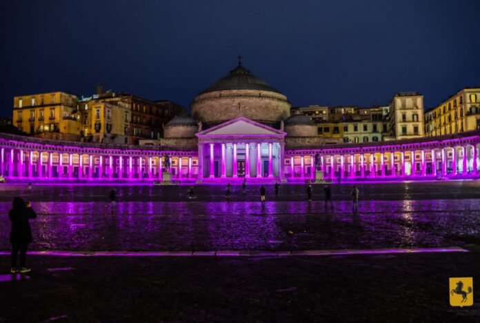 Giro d’Italia, il colonnato di piazza Plebiscito si illumina di rosa. Il Sindaco Metropolitano Manfredi: “Pronti a dare vita alla tappa più bella del mondo”