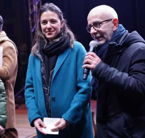 Saviano, sul palco del Carnevale una giovane cittadina turca: il sindaco ferma lo show per qualche minuto. Solidarietà e commozione per le vittime del terremoto