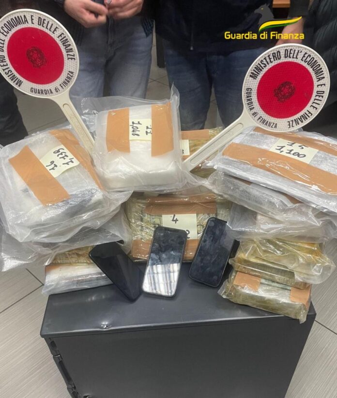 Napoli: sequestrati oltre 18 chili di cocaina. Due persone arrestate