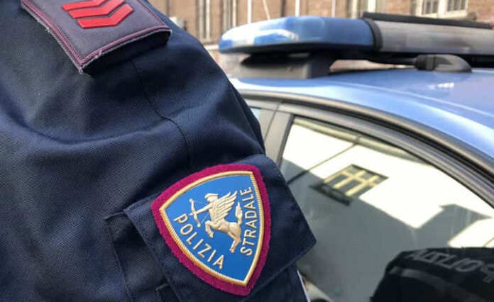Cinquantenne della Penisola Sorrentina tenta di lanciarsi da un cavalcavia: gli Agenti della Polizia di Stato convincono l’uomo a desistere dall’estremo gesto