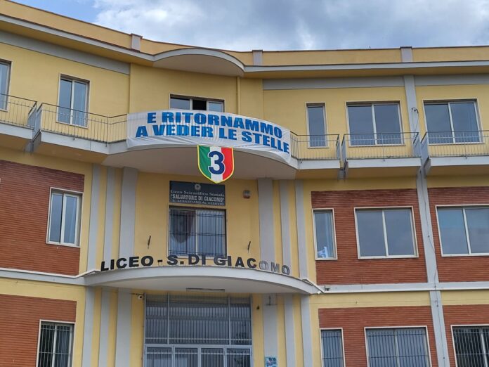 San Sebastiano al Vesuvio: al Liceo di Giacomo spuntano due striscioni per il Napoli campione d'Italia San Sebastiano al Vesuvio: al Liceo di Giacomo spuntano due striscioni per il Napoli campione d'Italia