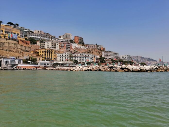 Colorazione verde Golfo di Napoli: alte temperature acqua, non riscontrata contaminazione fecale