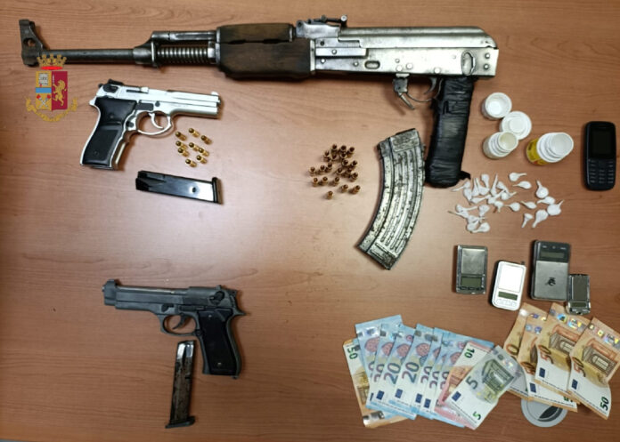 Caivano: sorpresi con armi e droga. La Polizia di Stato arresta tre caivanesi