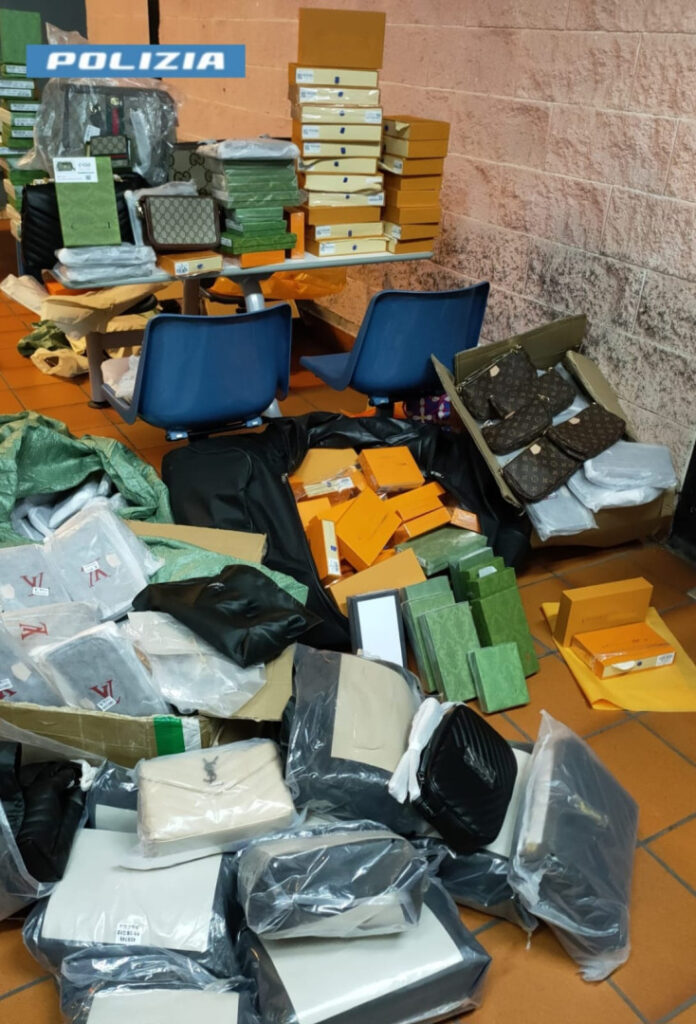 Napoli: sorpresi con borse e portafogli contraffatti. La Polizia denuncia due persone