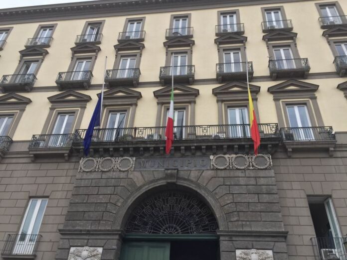 Napoli: bandiere a mezz'asta al Comune per il Giorno della memoria