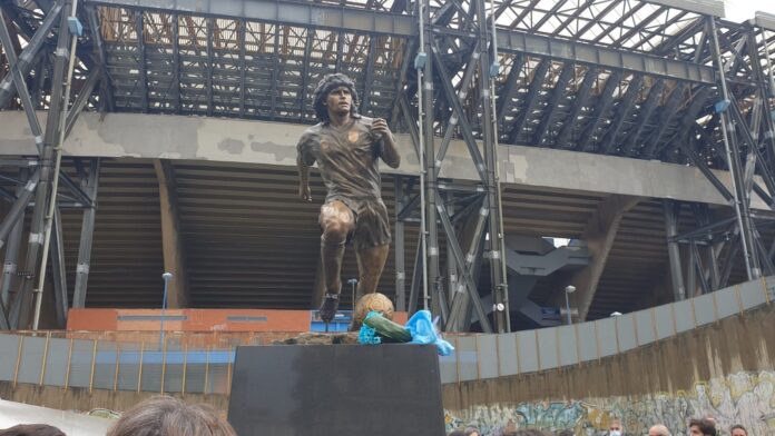 Napoli: progettazione statua di Maradona, archiviazione per due ex assessori