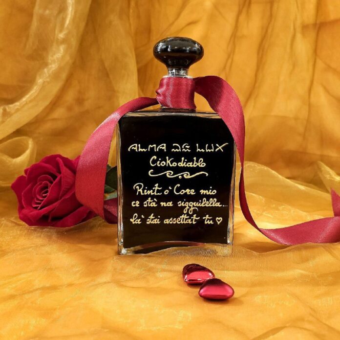 Cioccolato, arancia e peperoncino: dal Vesuvio arriva il liquore dell'amore con dedica personalizzabile scritta a mano, anche in napoletano