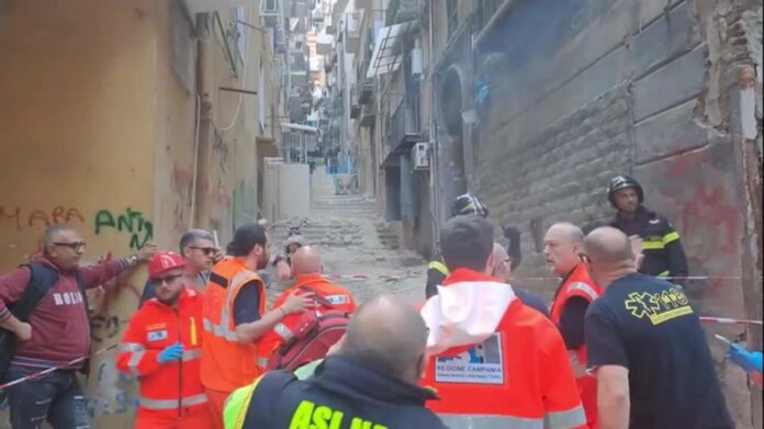 Quartieri Spagnoli: esplosione fa crollare la facciata di un palazzo, nessun ferito